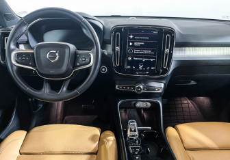 Подержанный автомобиль Volvo XC40 2019 года (12 фото)