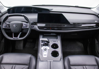 Подержанный автомобиль Changan UNI-K 2023 года (13 фото)