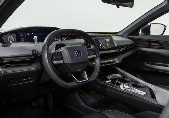 Подержанный автомобиль Changan UNI-V 2023 года (9 фото)