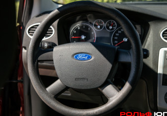 Подержанный автомобиль Ford Focus Hatchback 2006 года (10 фото)