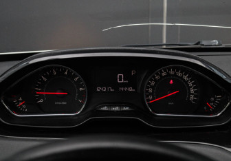 Подержанный автомобиль Peugeot 208 2013 года (11 фото)