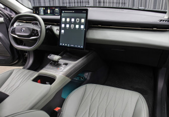 Подержанный автомобиль Changan Lamore 2023 года (11 фото)