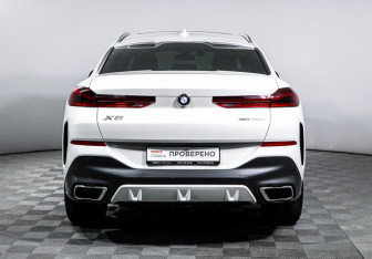 Подержанный автомобиль BMW X6 2022 года (6 фото)