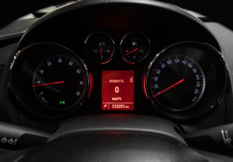 Подержанный автомобиль Opel Astra Sedan 2012 года (13 фото)