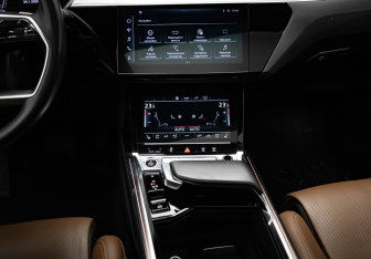 Подержанный автомобиль Audi e-tron 2021 года (18 фото)