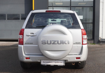 Подержанный автомобиль Suzuki Grand Vitara 2013 года (6 фото)