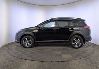 Подержанный автомобиль Toyota RAV4 2017 года (8 фото)