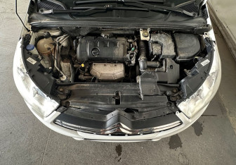 Подержанный автомобиль Citroen C4 Hatchback 2011 года (18 фото)