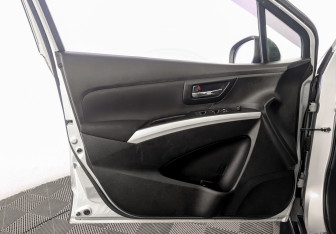 Подержанный автомобиль Suzuki SX4 Hatchback 2016 года (19 фото)