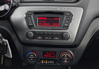 Подержанный автомобиль Kia Rio Hatchback 2015 года (17 фото)