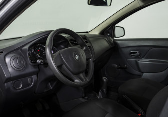 Подержанный автомобиль Renault Logan Sedan 2017 года (9 фото)