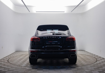 Подержанный автомобиль Porsche Cayenne 2015 года (6 фото)