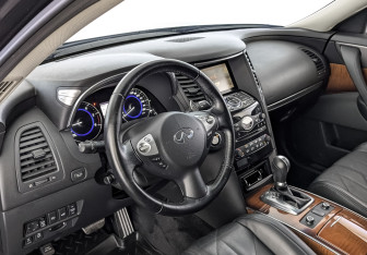 Подержанный автомобиль Infiniti QX70 2016 года (15 фото)