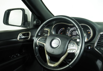 Подержанный автомобиль Jeep Grand Cherokee 2016 года (17 фото)