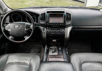 Подержанный автомобиль Toyota Land Cruiser Suv 2010 года (12 фото)