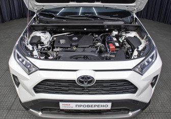 Подержанный автомобиль Toyota RAV4 2022 года (9 фото)