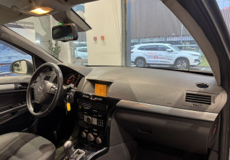 Подержанный автомобиль Opel Astra Wagon 2011 года (10 фото)