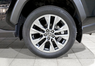 Подержанный автомобиль Toyota RAV4 2020 года (18 фото)