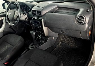 Подержанный автомобиль Nissan Terrano 2016 года (10 фото)