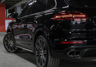 Подержанный автомобиль Porsche Cayenne 2015 года (28 фото)