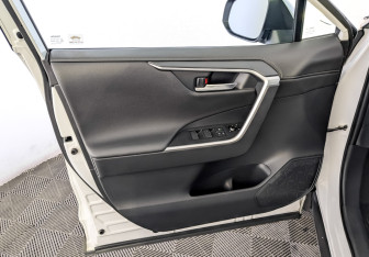 Подержанный автомобиль Toyota RAV4 2021 года (20 фото)