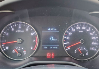 Подержанный автомобиль Kia Rio Sedan 2017 года (12 фото)