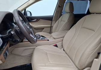Подержанный автомобиль Audi Q7 2015 года (10 фото)