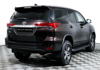 Подержанный автомобиль Toyota Fortuner 2021 года (3 фото)