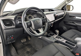 Подержанный автомобиль Toyota Hilux 2020 года (16 фото)