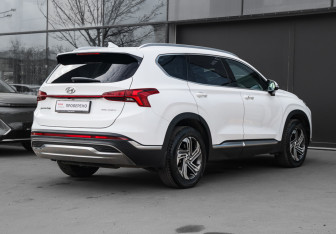 Подержанный автомобиль Hyundai Santa Fe 2022 года (4 фото)