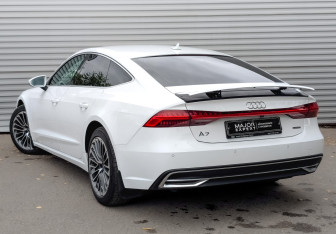 Подержанный автомобиль Audi A7 2022 года (7 фото)