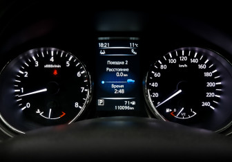 Подержанный автомобиль Nissan X-Trail 2017 года (13 фото)