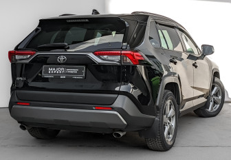 Подержанный автомобиль Toyota RAV4 2021 года (5 фото)