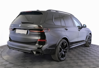 Подержанный автомобиль BMW X7 2024 года (5 фото)