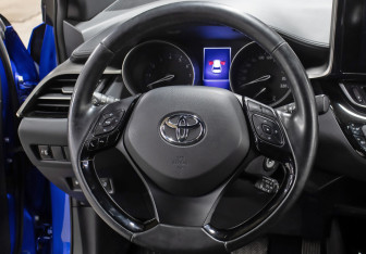 Подержанный автомобиль Toyota C-HR 2019 года (17 фото)