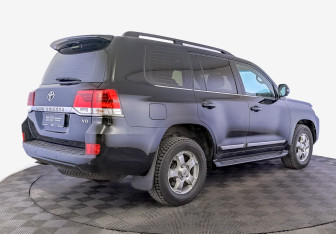 Подержанный автомобиль Toyota Land Cruiser Suv 2017 года (5 фото)
