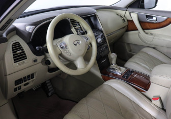 Подержанный автомобиль Infiniti FX 2012 года (9 фото)
