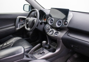 Подержанный автомобиль Toyota RAV4 2012 года (10 фото)