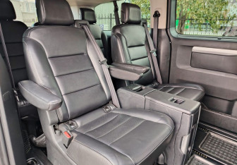 Подержанный автомобиль Peugeot Traveller 2019 года (11 фото)