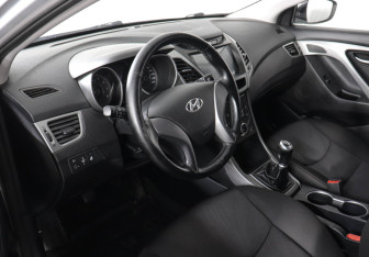 Подержанный автомобиль Hyundai Elantra Sedan 2015 года (9 фото)