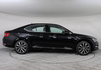 Подержанный автомобиль Skoda Superb Liftback 2025 года (4 фото)