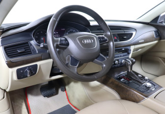 Подержанный автомобиль Audi A7 2011 года (13 фото)