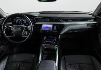 Подержанный автомобиль Audi e-tron 2019 года (12 фото)