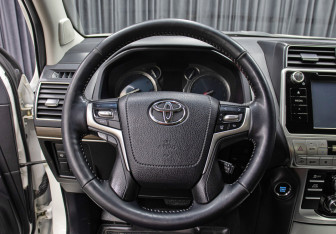 Подержанный автомобиль Toyota Land Cruiser Prado 2019 года (17 фото)