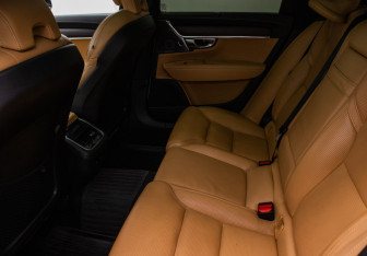 Подержанный автомобиль Volvo V90 Cross Country 2018 года (10 фото)