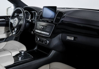 Подержанный автомобиль Mercedes-Benz GLE 2017 года (9 фото)