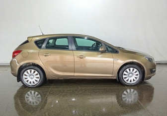 Подержанный автомобиль Opel Astra Hatchback 2014 года (4 фото)