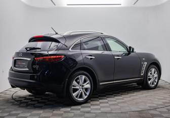 Подержанный автомобиль Infiniti QX70 2014 года (5 фото)