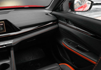 Подержанный автомобиль Changan UNI-V 2023 года (11 фото)