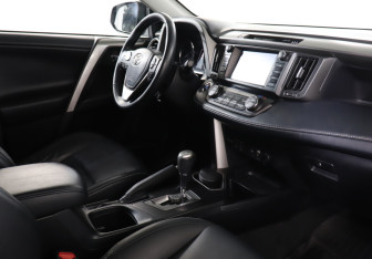 Подержанный автомобиль Toyota RAV4 2018 года (9 фото)